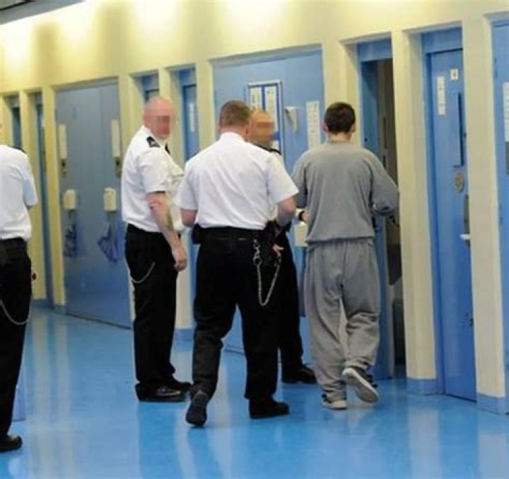 Are prisoners allowed to communicate?