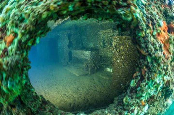 Are there still bodies in USS Arizona?