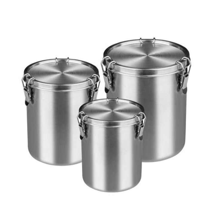 Can botulism grow in airtight containers?