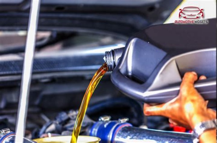Does engine oil get thicker or thinner with age?