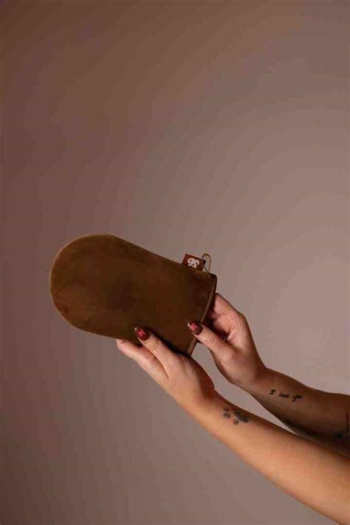 Does fake tan make spots look worse?