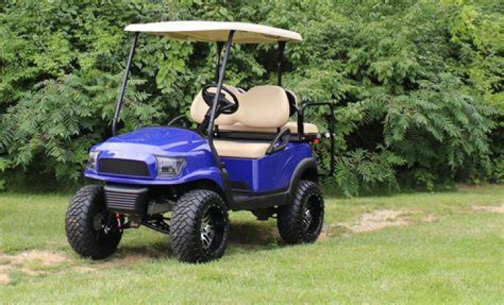 Does John Daly use a golf cart?