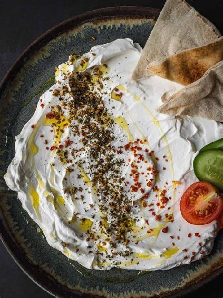 Does labneh taste sour?