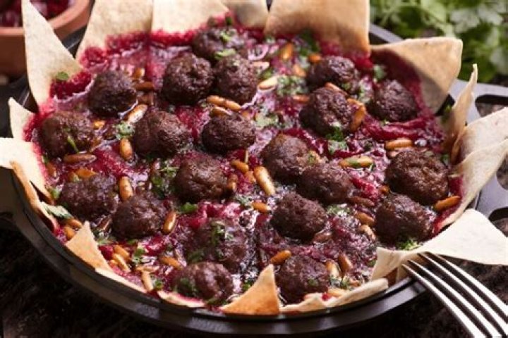 How do Syrians eat?
