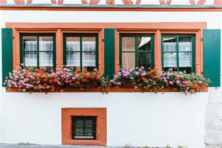 Should you open windows on a hot day?