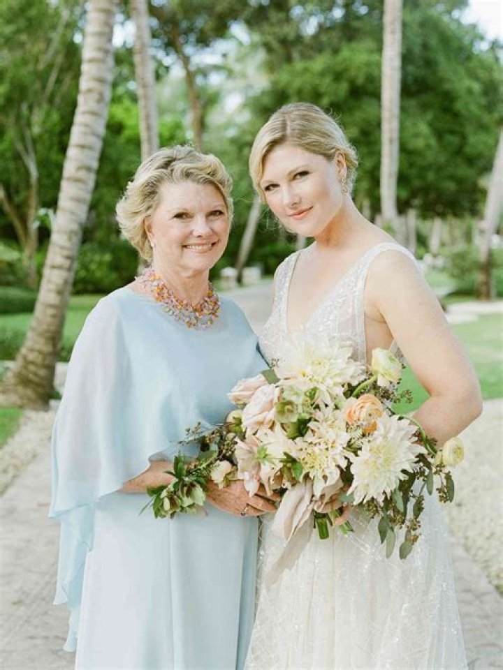 What color should parents wear to wedding?
