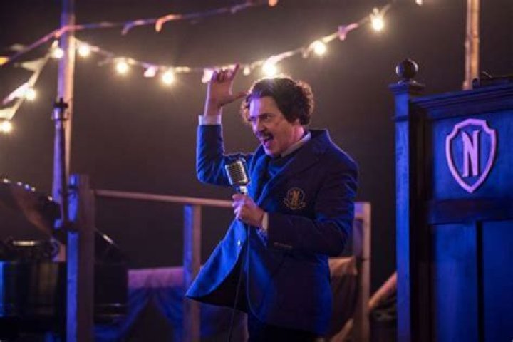 What happens in Season 2 Episode 4 glee?