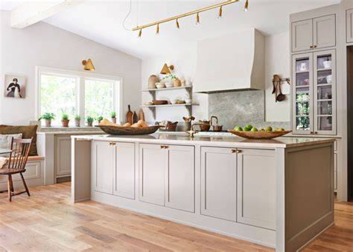 What is the 2021 trend for kitchen cabinets?