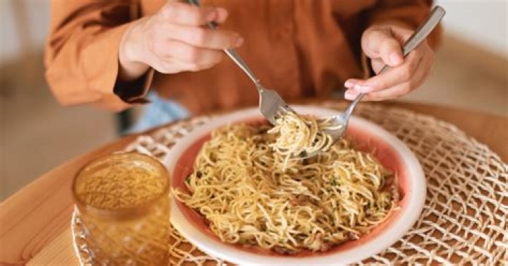 What is the polite way to eat spaghetti?