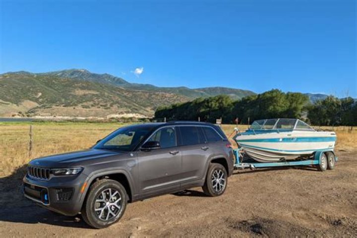 Which Jeep Cherokee can tow 4500 lbs?